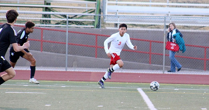 Mingus sophomore Angel De La Cruz dribbles past the Volunteer defense to score the game’s first goal in the Marauders’ 2-1 win over Lee Williams on Friday at home. (VVN/James Kelley)