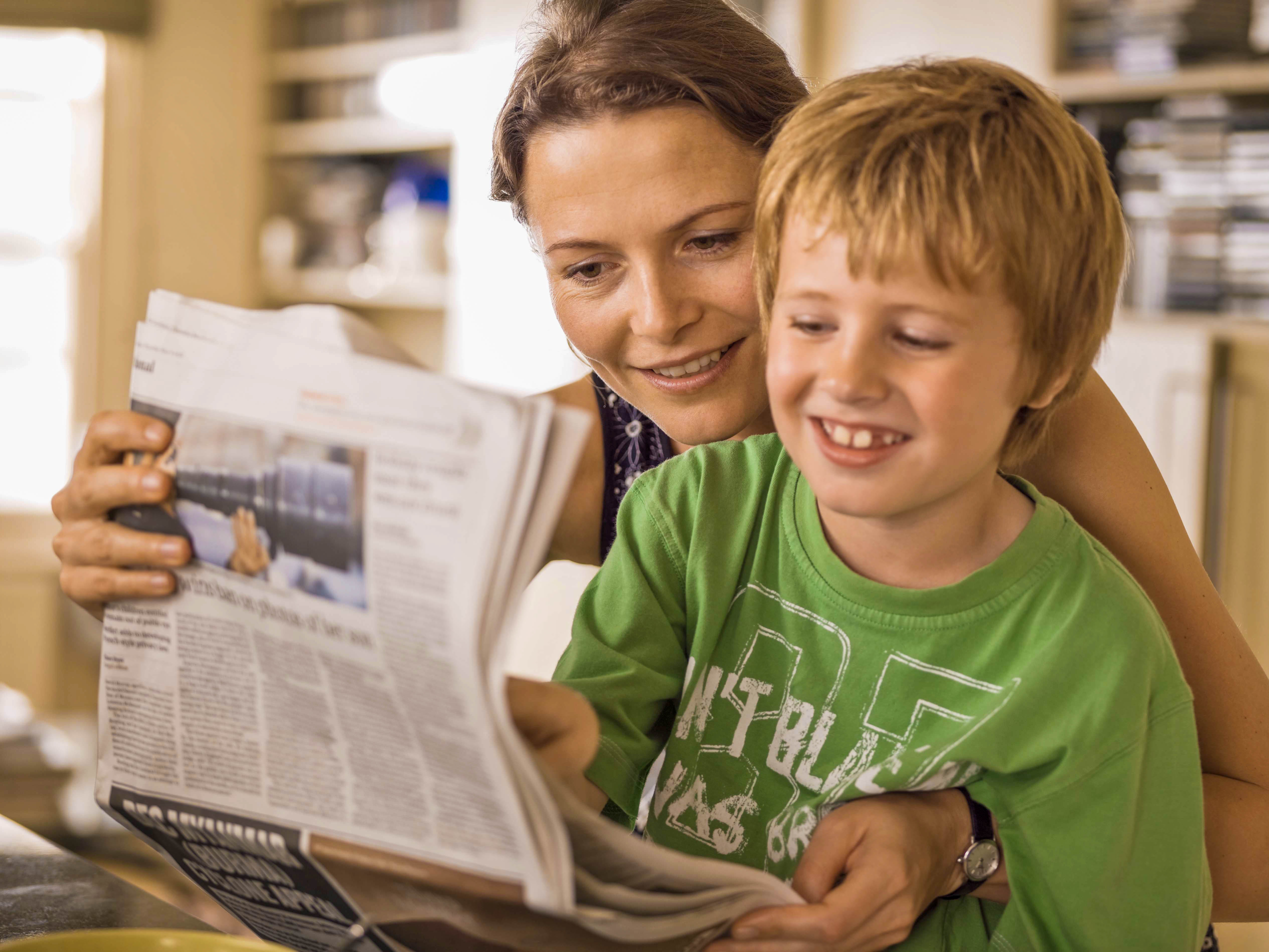 Прочитали в газете книги. Ребенок читает газету. Читающая семья. Газета для детей. Читаем детям читаем вместе с детьми.