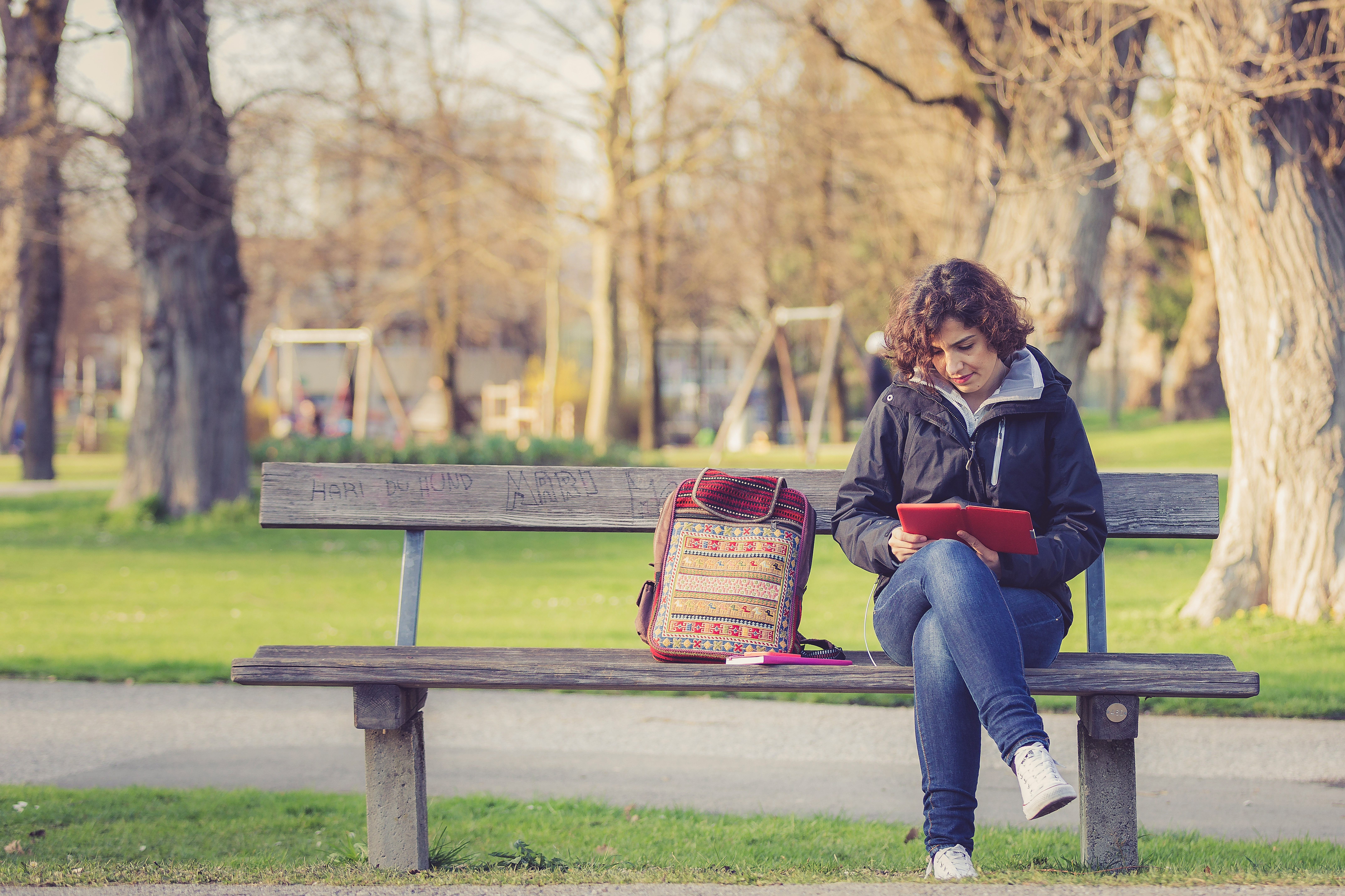 Reading walking. Girl sitting on Bench. People sitting in the Park. People sitting on the Bench. Чтение книги на лавочке Парижа.