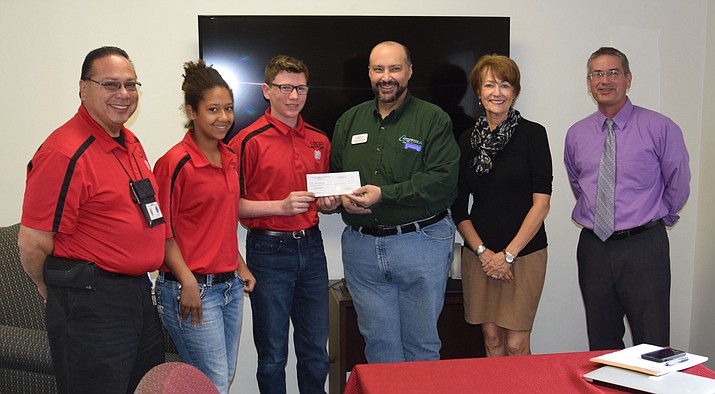 The Cottonwood Chamber of Commerce presents a $1,000 donation to the Cottonwood-Oak Creek School District golf team on Thursday morning. From left to right: head coach J.R. Roland, MVP eighth graders Madison Mathis and Myles Rice, President/CEO Christian Oliva del Rio, Lori Mabery of Blazin’ M Ranch and Steven King of the Cottonwood Oak Creek School District. (VVN/James Kelley)