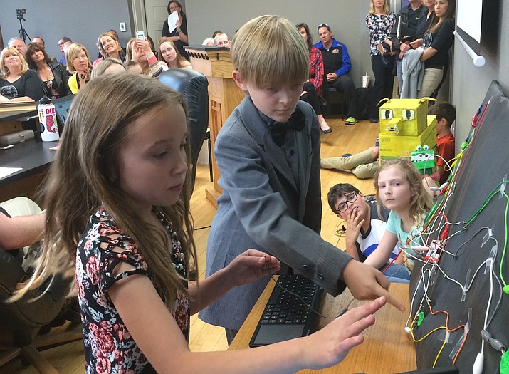 Lincoln Elementary third-graders Lucy Gray and Parker Brown operate a digital circuit board. (Nanci Hutson/Courier)
