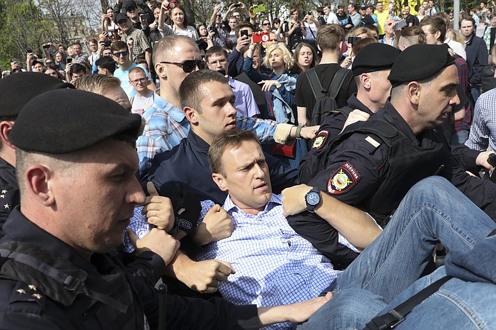 Russian police carrying struggling opposition leader Alexei Navalny, center, at a demonstration against President Vladimir Putin in Pushkin Square in Moscow, Russia, Saturday, May 5, 2018. Thousands of demonstrators denouncing Putin's upcoming inauguration into a fourth term gathered Saturday in the capital's Pushkin Square. (AP Photo)

