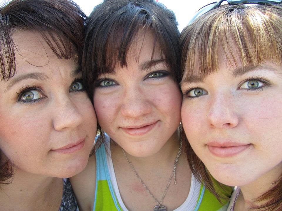 Amber Schaffer (left, mom), Trystin (middle, daughter), Chelsey (right, daughter)