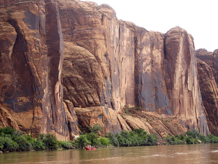 In this July 25, 2017, file photo, rafters float down the Colorado River near Moab, Utah. Rivers are drying up, popular mountain recreation spots are closing and water restrictions are in full swing as a persistent drought intensifies its grip on pockets of the American Southwest. (AP photo/Dan Elliott, File).

