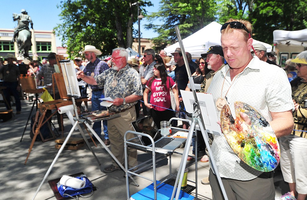 Ian Russell uses oils during the quick draw contest at the 44th Annual Phippen Museum Western Art Show on the courthouse plaza Saturday, May 26, 2018 in downtown Prescott. (Les Stukenberg/Courier)
