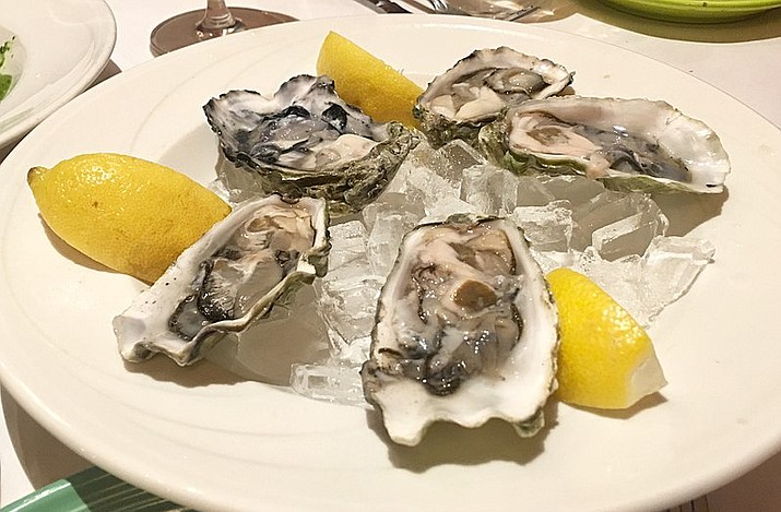 Picture of Oysters served on ice in an Italian Restaurant. (sanjay_ach goo.gl/tJuYxW)