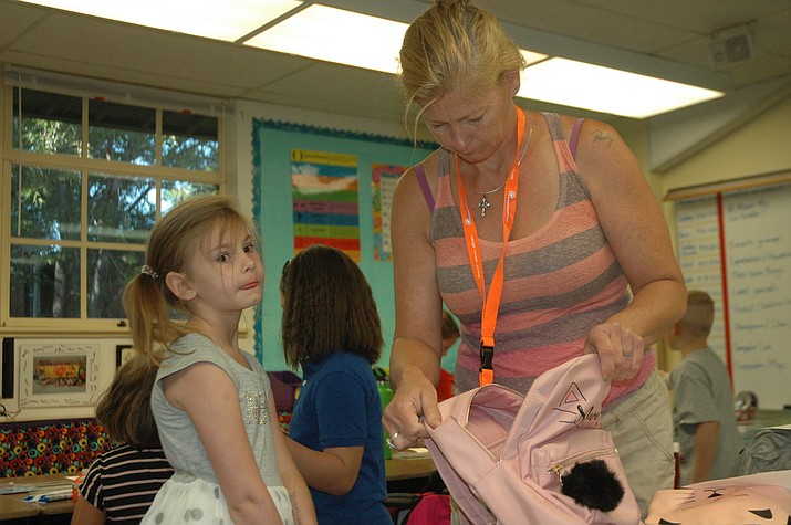 Pam McNamara gets her daughter Bella McNamara settled for the first day of third grade in Robin Bond’s class at Del Rio Elementary School Monday, Aug. 6. (Jason Wheeler/Courier)