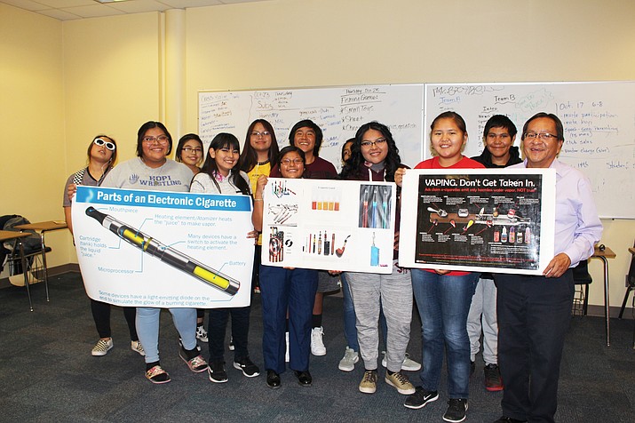 Stewart Dukepoo, from the Hopi Tribe’s tobacco education and prevention office, with the Hopi High AVID sophomore class. (Stan Bindell/NHO)