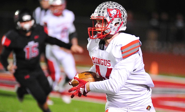 A 20-yard touchdown pass from quarterback Antoine Zabala to senior tight end/linebacker Kendrew Streck put Mingus ahead to stay, 21-17, against Bradshaw Mountain Friday. Photo courtesy of Les Stukenberg