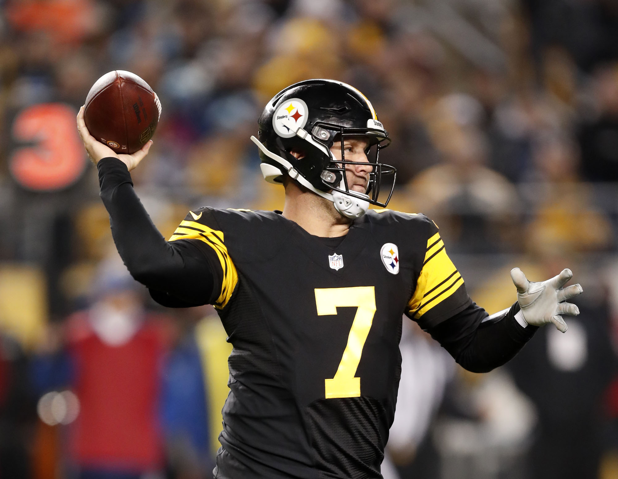 Steelers' Ben Roethlisberger throws for 5 TDs in win vs. Panthers