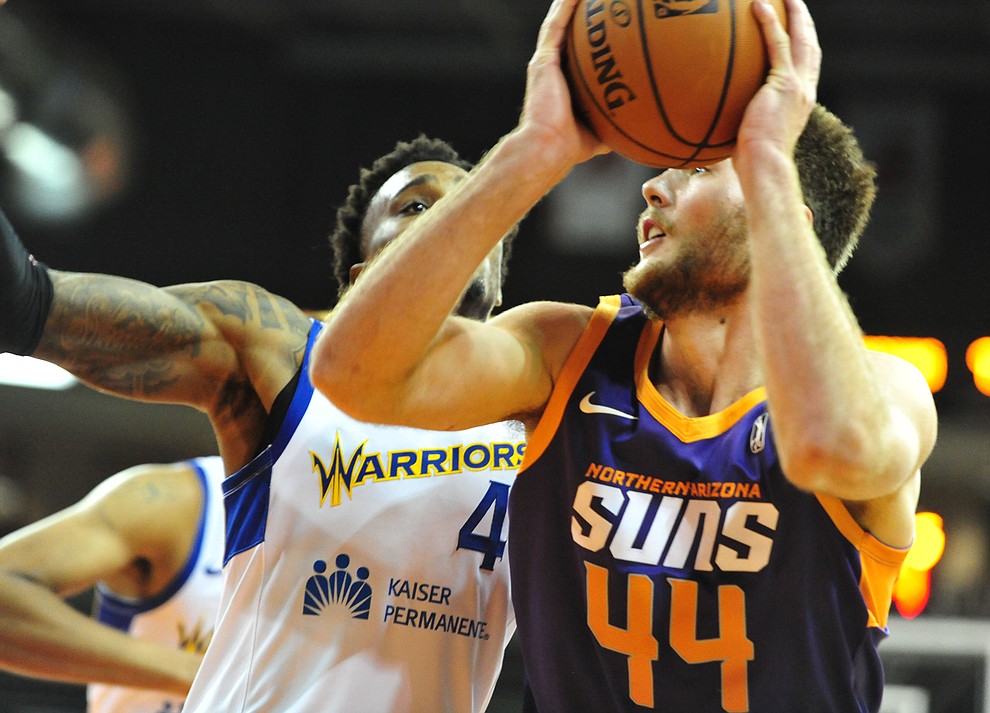 Northern Arizona's Eric Stuteville goes hard to the hoop as the Suns play the Santa Cruz Warriors Tuesday, Nov. 13, 2018 at the Prescott Valley Event Center. (Les Stukenberg/Courier).