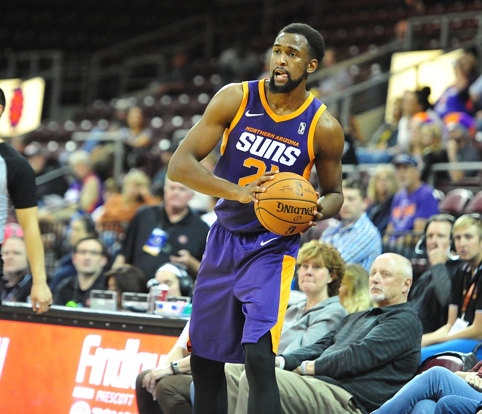 Northern Arizona's Aaron Epps looks to pass as the Suns play the Santa Cruz Warriors Tuesday, Nov. 13, 2018 at the Prescott Valley Event Center. (Les Stukenberg/Courier).
