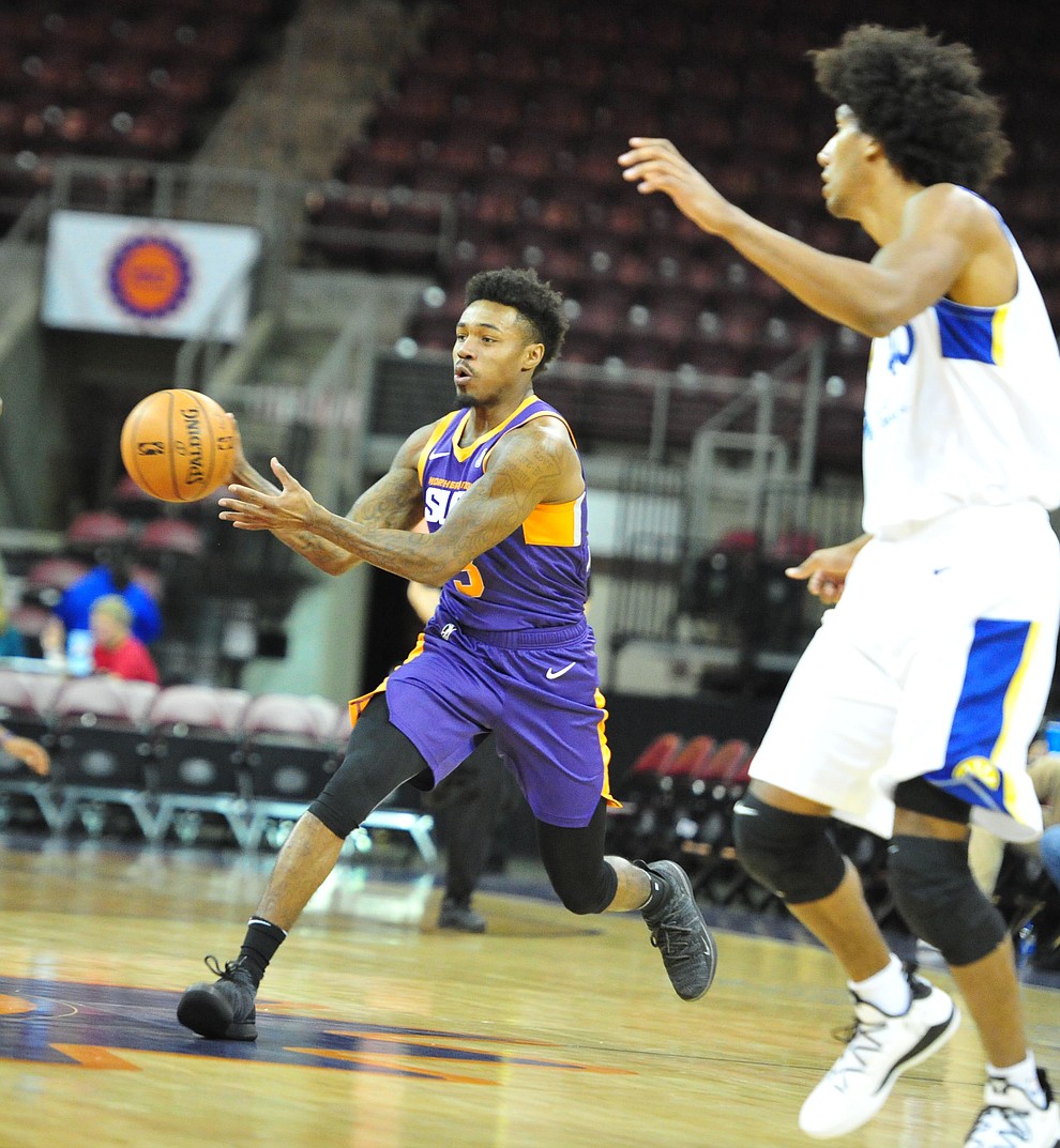 Northern Arizona's Daxter Miles Jr. passes the ball as the Suns play the Santa Cruz Warriors Tuesday, Nov. 13, 2018 at the Prescott Valley Event Center. (Les Stukenberg/Courier).