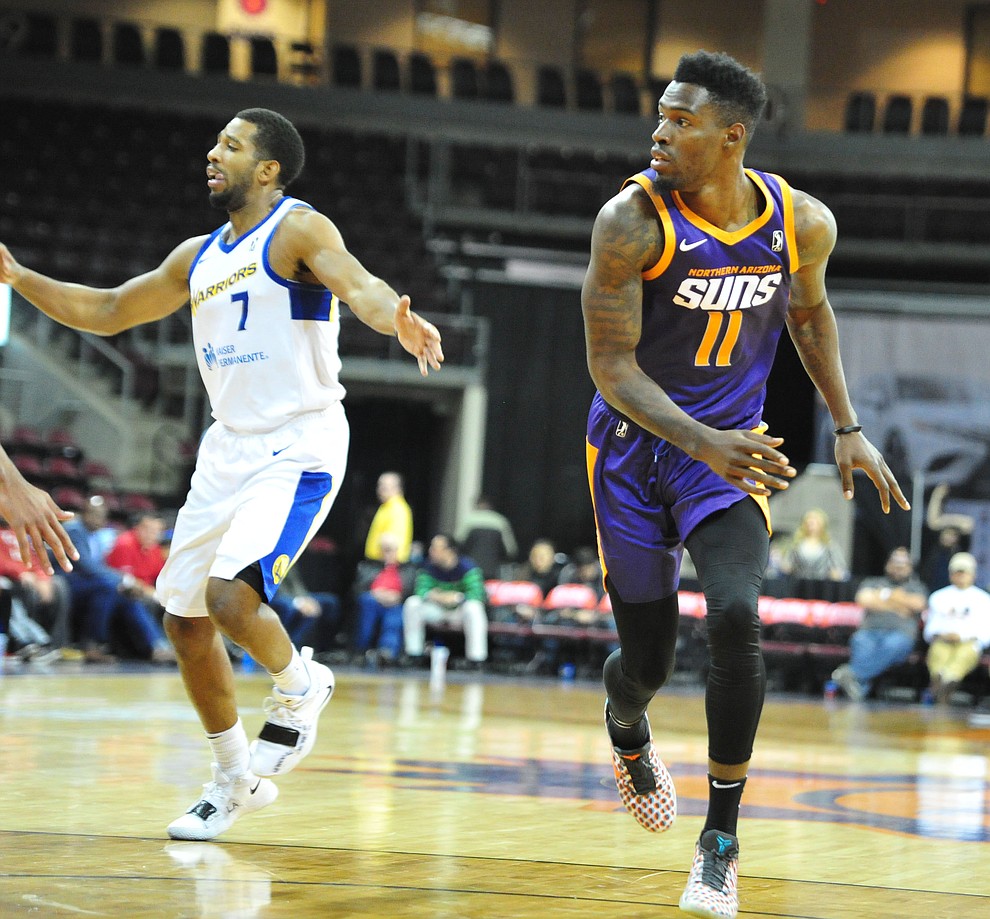 Northern Arizona's Derek Cooke Jr. looks for a pass as the Suns play the Santa Cruz Warriors Tuesday, Nov. 13, 2018 at the Prescott Valley Event Center. (Les Stukenberg/Courier).