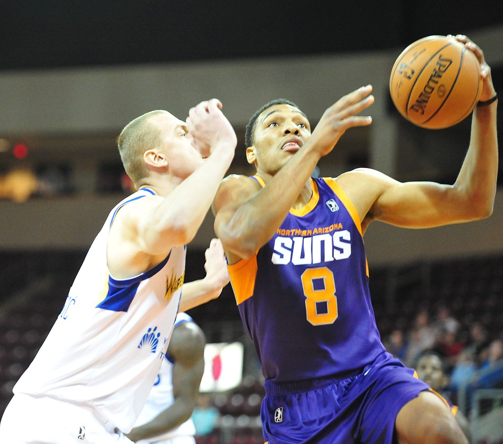 Northern Arizona's George King drives to the basket as the Suns play the Santa Cruz Warriors Tuesday, Nov. 13, 2018 at the Prescott Valley Event Center. (Les Stukenberg/Courier).