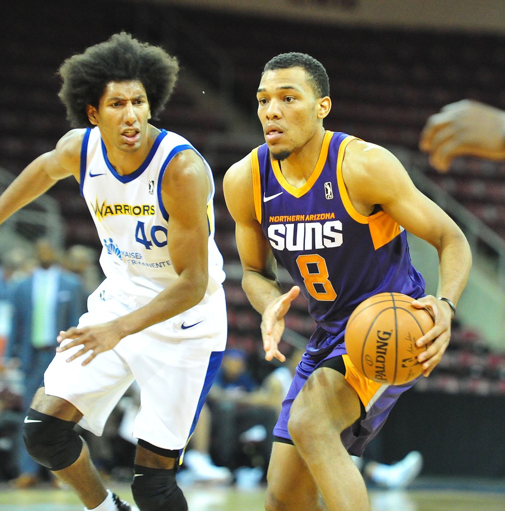 Northern Arizona's George King looks to pass as the Suns play the Santa Cruz Warriors Tuesday, Nov. 13, 2018 at the Prescott Valley Event Center. (Les Stukenberg/Courier).
