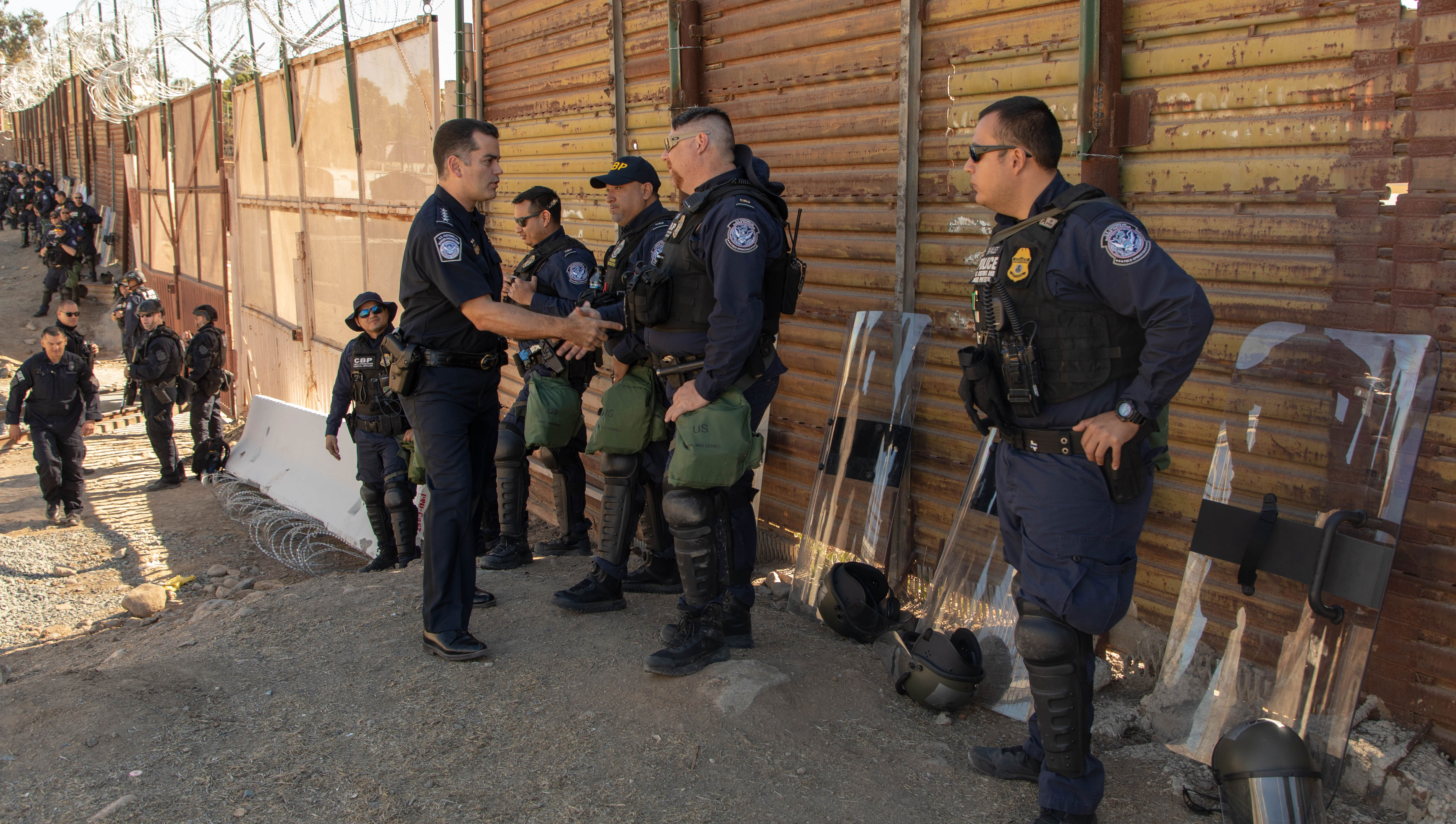 Toddler injured after being dropped from border fence Kingman Daily Miner Kingman, AZ