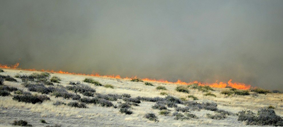 A fast moving wildland fire burns along the north side of Highway 89A between Glassford Hill Road and Granite Dells Parkway Monday Jan. 21, 2019 in Prescott Valley. (Les Stukenberg/Courier).