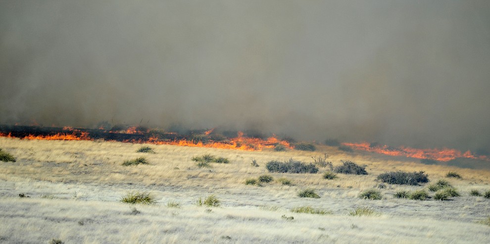 A fast moving wildland fire burns along the north side of Highway 89A between Glassford Hill Road and Granite Dells Parkway Monday Jan. 21, 2019 in Prescott Valley. (Les Stukenberg/Courier).