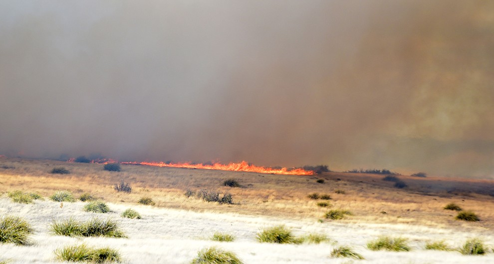 A fast moving wildland fire burns along the north side of Highway 89A between Glassford Hill Road and Granite Dells Parkway Monday Jan. 21, 2019 in Prescott Valley. (Les Stukenberg/Courier).