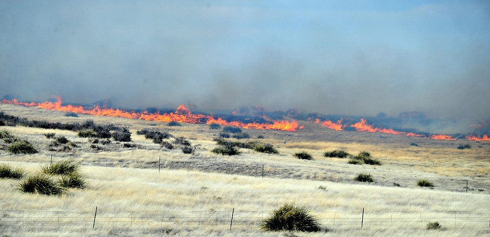 A fast moving wildland fire burns along the north side of Highway 89A between Glassford Hill Road and Granite Dells Parkway Monday Jan. 21, 2019 in Prescott Valley. (Les Stukenberg/Courier).