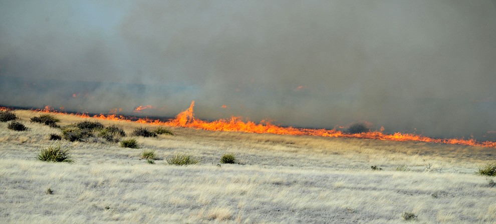 A fast moving wildland fire burns along the north side of Highway 89A between Glassford Hill Road and Granite Dells Parkway Monday Jan. 21, 2019 in Prescott Valley. (Les Stukenberg/Courier).