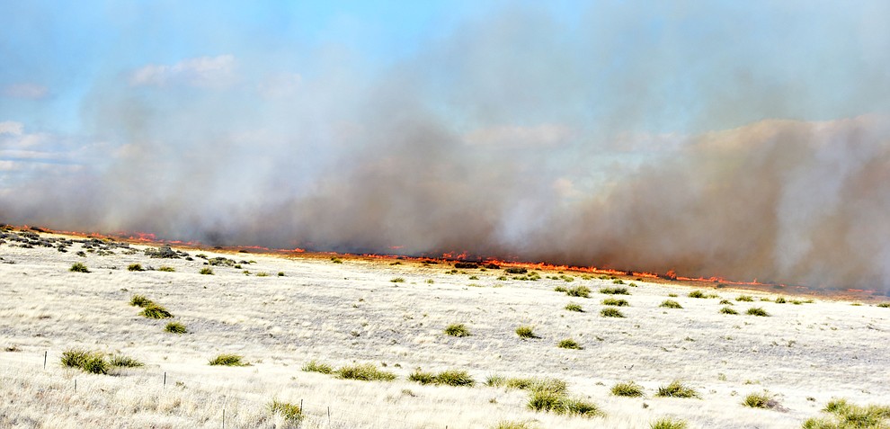 A fast moving wildland fire burns along the north side of Highway 89A between Glassford Hill Road and Granite Dells Parkway Monday Jan. 21, 2019 in Prescott Valley. (Les Stukenberg/Courier).