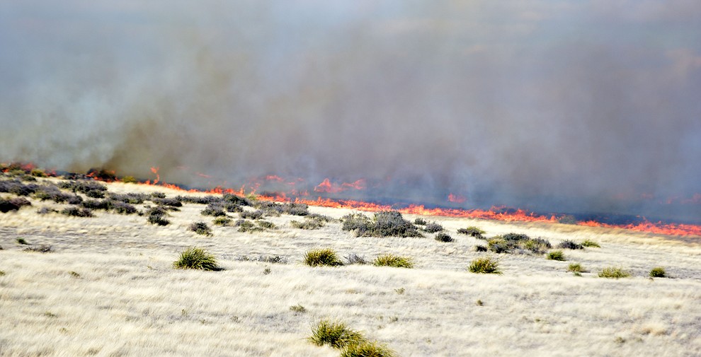 A fast moving wildland fire burns along the north side of Highway 89A between Glassford Hill Road and Granite Dells Parkway Monday Jan. 21, 2019 in Prescott Valley. (Les Stukenberg/Courier).