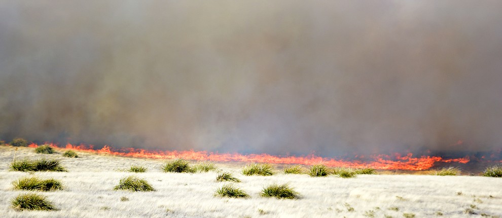 A fast moving wildland fire burns along the north side of Highway 89A between Glassford Hill Road and Granite Dells Parkway Monday Jan. 21, 2019 in Prescott Valley. (Les Stukenberg/Courier).