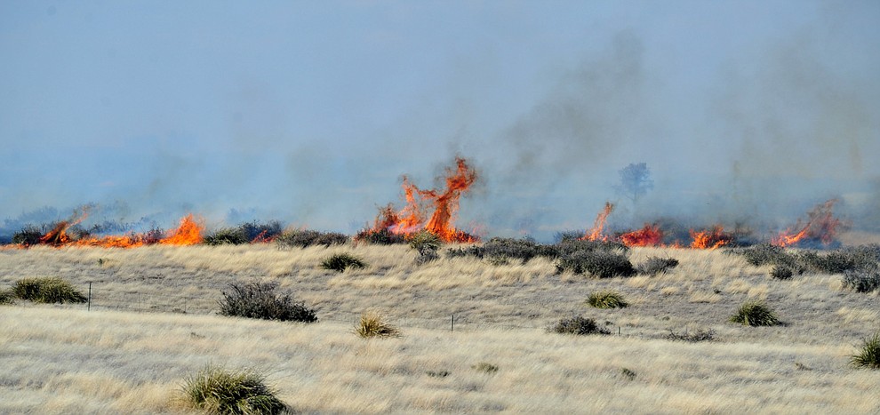 A fast moving wildland fire burns along the north side of Highway 89A between Glassford Hill Road and Granite Dells Parkway Monday Jan. 21, 2019 in Prescott Valley. (Les Stukenberg/Courier).