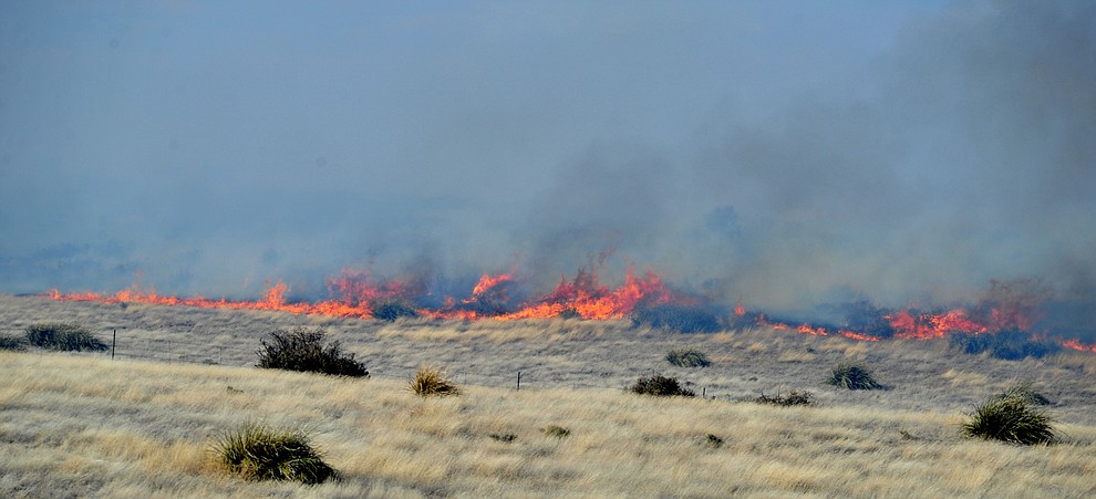 A fast moving wildland fire burns along the north side of Highway 89A between Glassford Hill Road and Granite Dells Parkway Monday Jan. 21, 2019 in Prescott Valley. (Les Stukenberg/Courier).