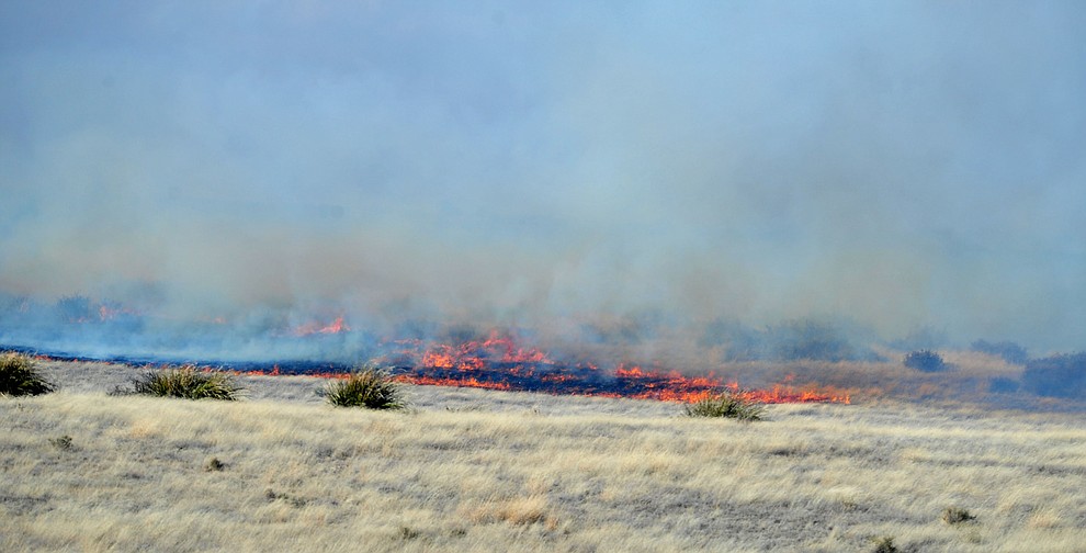 A fast moving wildland fire burns along the north side of Highway 89A between Glassford Hill Road and Granite Dells Parkway Monday Jan. 21, 2019 in Prescott Valley. (Les Stukenberg/Courier).