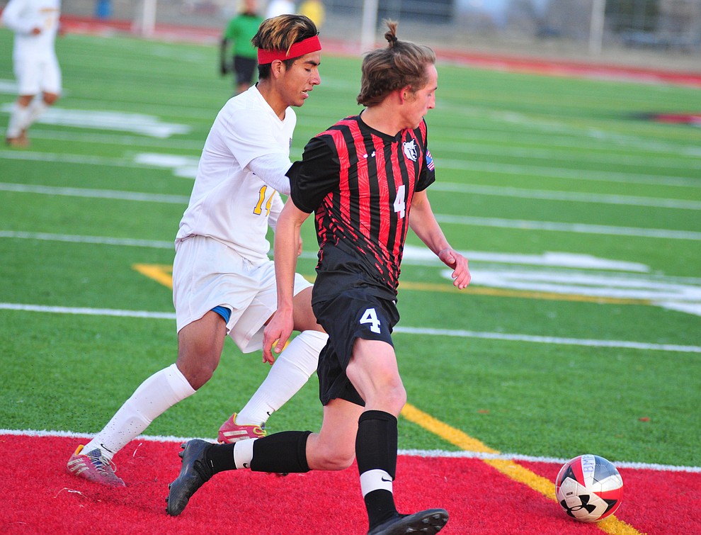 Bradshaw Mountain's Tryston Cohan drives the ball along the endline as the Bears play the Prescott Badgers Tuesday, Jan. 29, 2019 in Prescott Valley. (Les Stukenberg/Courier).