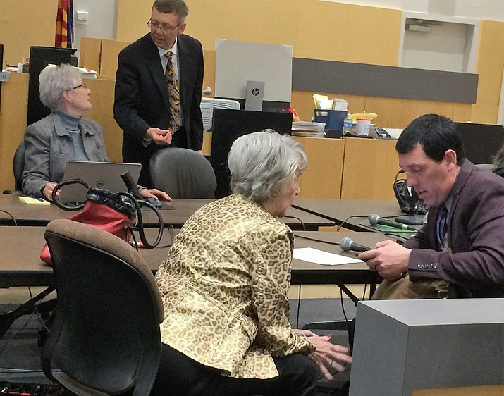 Vice Mayor Lora Lee Nye and Mayor Kell Palguta chat after a Feb. 26 executive session council meeting in which council members approved a settlement agreement with Franklin Phonetic School, after the filing of numerous court cases stemming from a violation for inadequate parking in 2016. Town Clerk Diane Russell, left, and Town Attorney Ivan Legler appear in the background. (Sue Tone/Courier)