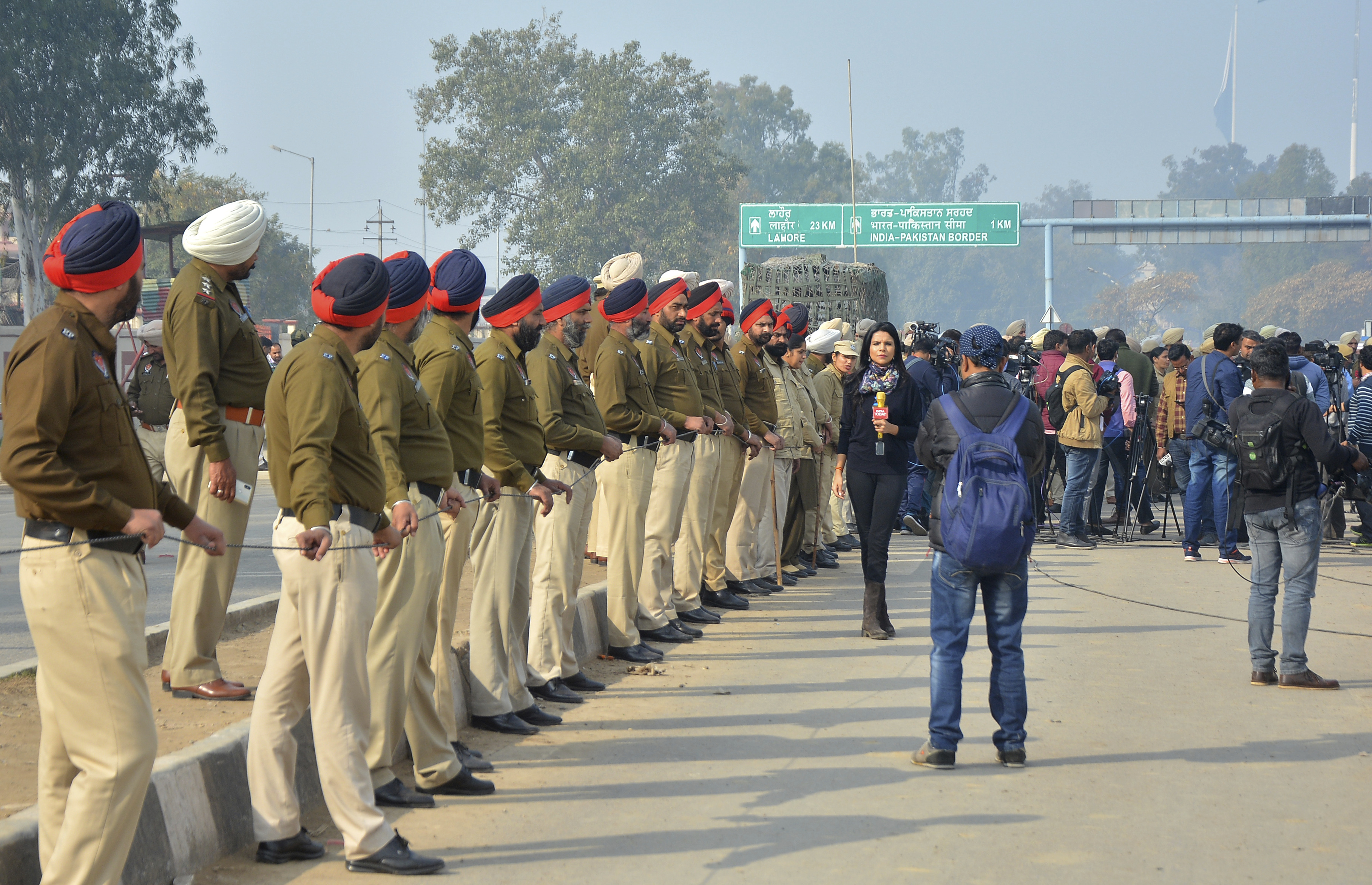 Захват индии. India Pakistan border. Народ на границе Индии и Пакистана. Объединение Афганистана Пакистана и Индии. Исламабад армия в городе.