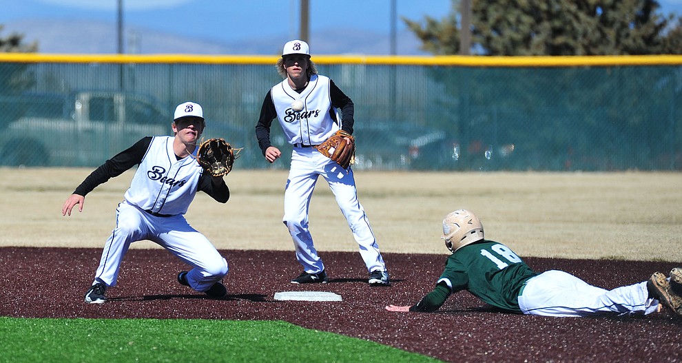 Bradshaw Mountain's Josh Grant waits on a pickoff throw as the Bears host the Flagstaff Eagles Tuesday, March 5, 2019 in Prescott Valley. (Les Stukenberg/Courier)
