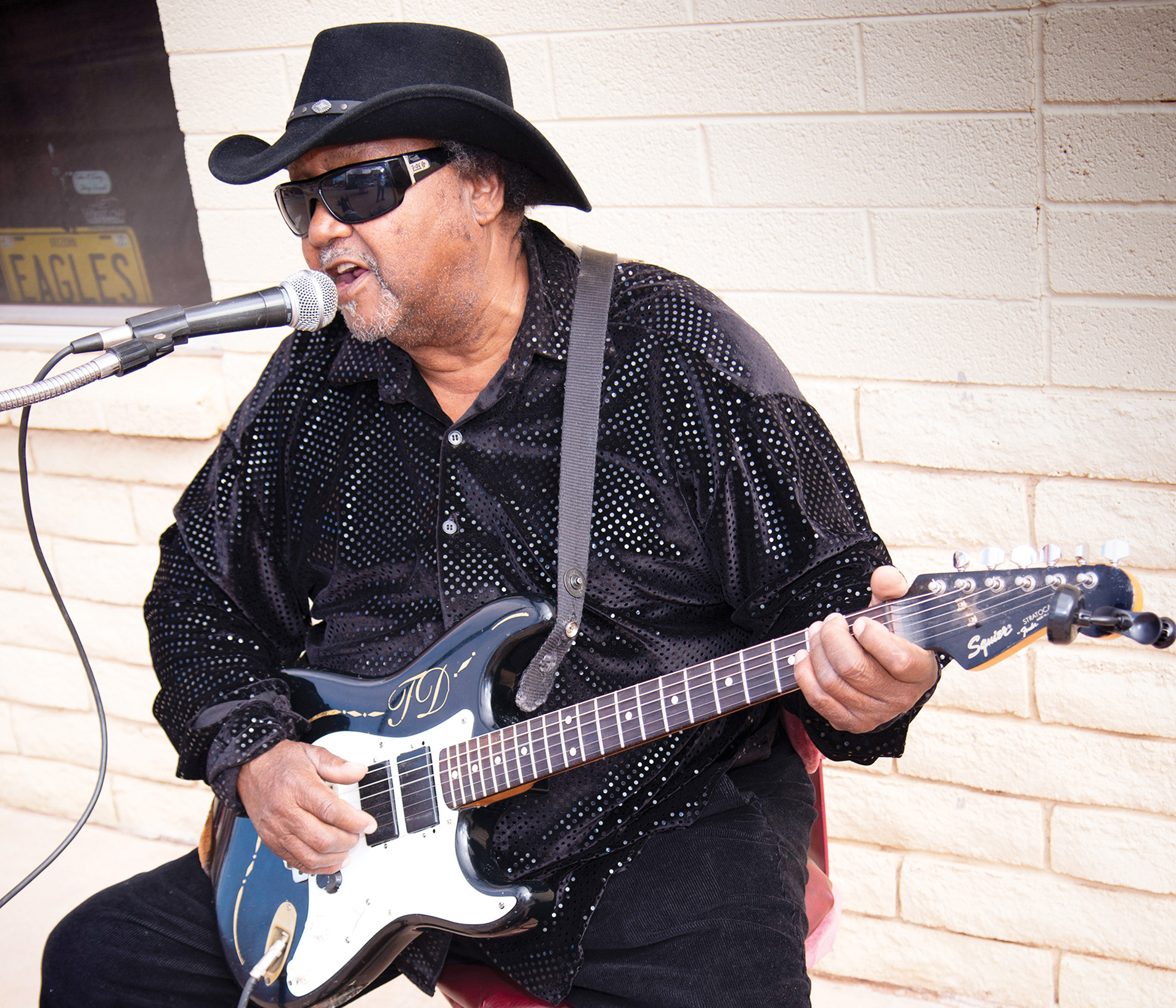 Blues legend plays the streets of Winslow | Navajo-Hopi Observer 