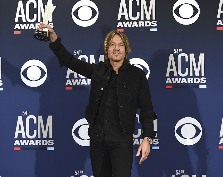 Keith Urban poses in the press room with the award for entertainer of the year at the 54th annual Academy of Country Music Awards at the MGM Grand Garden Arena on Sunday, April 7, 2019, in Las Vegas. (Photo by Jordan Strauss/Invision/AP)
