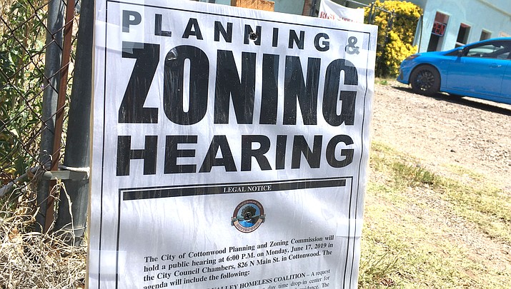A zoning sign has been posted on 15th Street announcing a June 17 Planning and Zoning meeting for a homeless shelter in Cottonwood. VVN/Vyto Starinskas