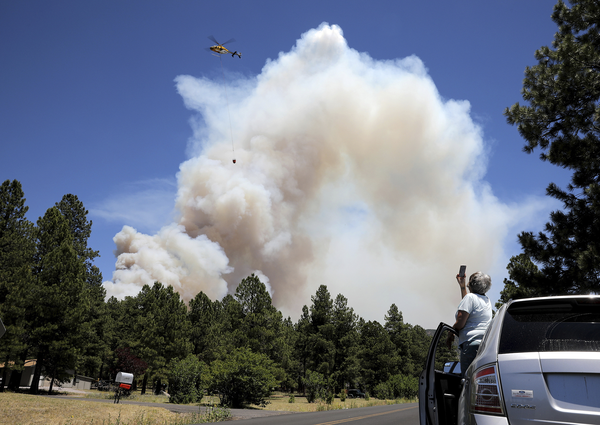 Fire crews try to keep blaze away from Flagstaff homes, resort | The