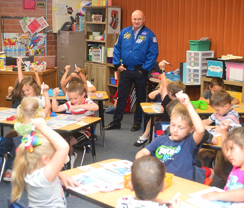 Former astronaut Mark Kelly stops in at a kindergarten classroom as he visits Taylor Hicks Elementary School in Prescott Thursday, Aug. 29, 2019. (Les Stukenberg/Courier)