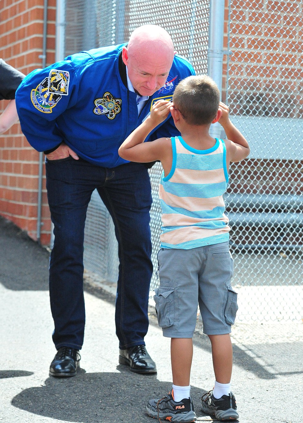 Former astronaut Mark Kelly talks sunglasses with first grader Tomas Coppola as he visits Taylor Hicks Elementary School in Prescott Thursday, Aug. 29, 2019. (Les Stukenberg/Courier)