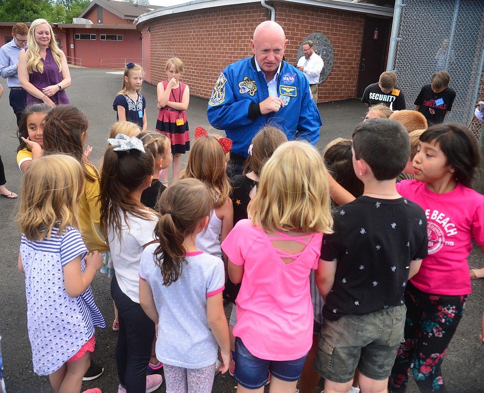 Former astronaut Mark Kelly talks with first graders as he visits Taylor Hicks Elementary School in Prescott Thursday, Aug. 29, 2019. (Les Stukenberg/Courier)
