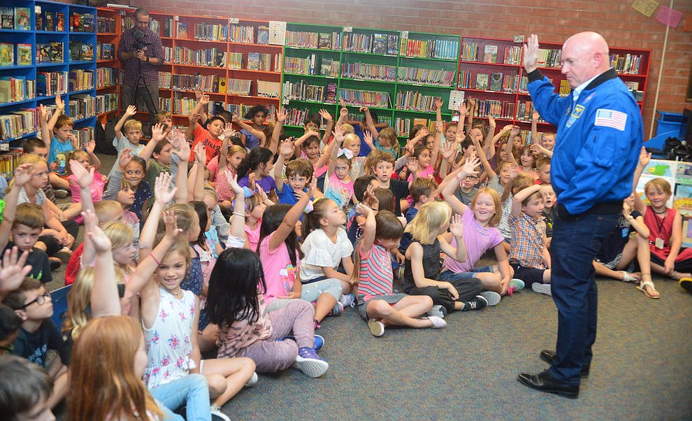 Former astronaut Mark Kelly talks about the launch with second graders as he visits Taylor Hicks Elementary School in Prescott Thursday, Aug. 29, 2019. (Les Stukenberg/Courier)