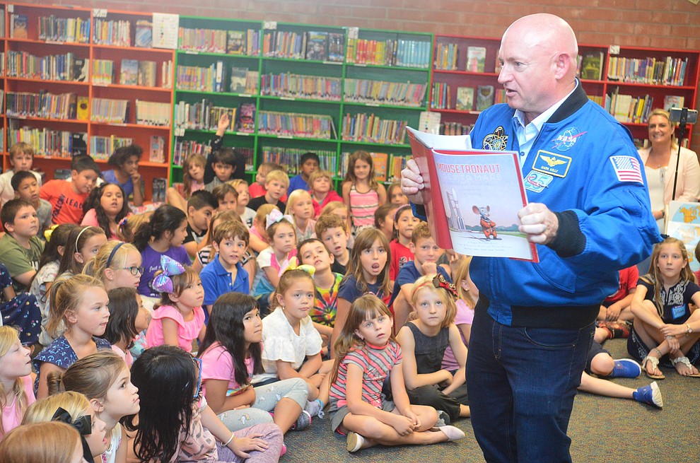 Former astronaut Mark Kelly reads his book Mousetronaut Goes to Mars to second graders as he visits Taylor Hicks Elementary School in Prescott Thursday, Aug. 29, 2019. (Les Stukenberg/Courier)