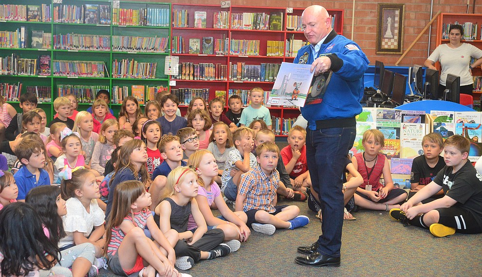 Former astronaut Mark Kelly reads his book Mousetronaut Goes to Mars to second graders as he visits Taylor Hicks Elementary School in Prescott Thursday, Aug. 29, 2019. (Les Stukenberg/Courier)