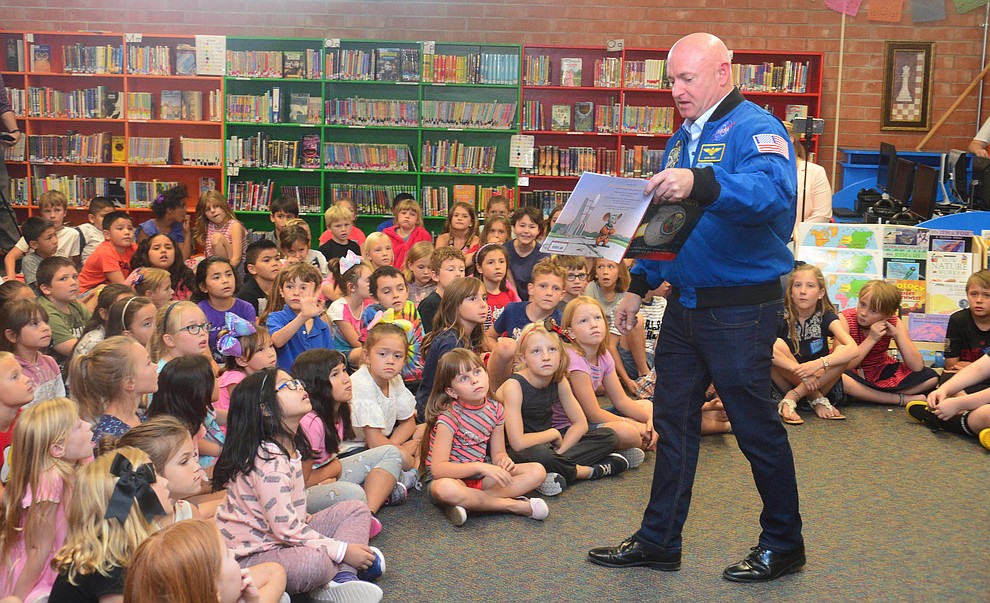 Former astronaut Mark Kelly reads his book Mousetronaut Goes to Mars to second graders as he visits Taylor Hicks Elementary School in Prescott Thursday, Aug. 29, 2019. (Les Stukenberg/Courier)