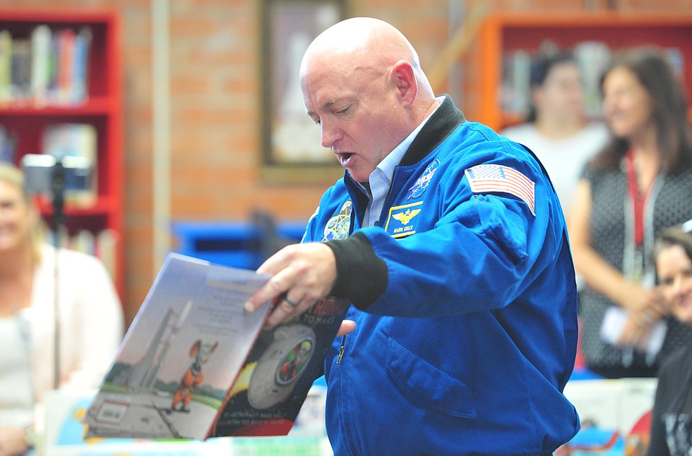 Former astronaut Mark Kelly reads his book Mousetronaut Goes to Mars to second graders as he visits Taylor Hicks Elementary School in Prescott Thursday, Aug. 29, 2019. (Les Stukenberg/Courier)