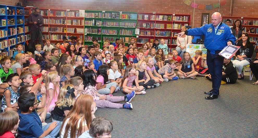 Former astronaut Mark Kelly reads his book Mousetronaut Goes to Mars to second graders as he visits Taylor Hicks Elementary School in Prescott Thursday, Aug. 29, 2019. (Les Stukenberg/Courier)