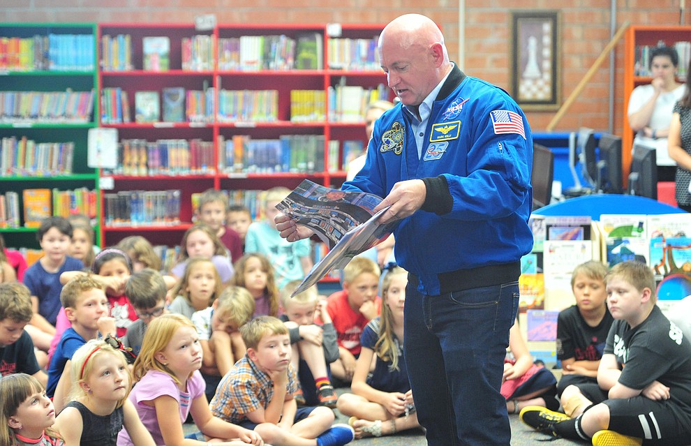 Former astronaut Mark Kelly reads his book Mousetronaut Goes to Mars to second graders as he visits Taylor Hicks Elementary School in Prescott Thursday, Aug. 29, 2019. (Les Stukenberg/Courier)
